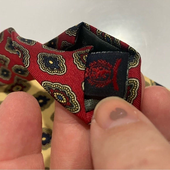 Vintage Tommy Hilfiger 100% Italian silk made in the USA - Picture 2 of 5